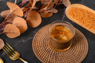 桌面上的杯子里的甘甜可口的丹桂花茶