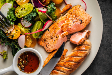 轻食食谱 煎三文鱼配烤肠小萝卜沙拉