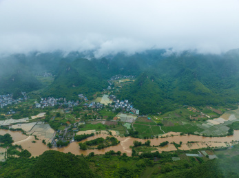 广西桂林雨季遇龙河风景区