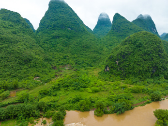 广西桂林雨季遇龙河风景区