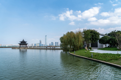 苏州金鸡湖畔李公堤城市天际线