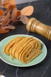 桌面上的盘子里的干爽的豆皮丝