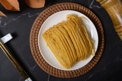 桌面上的盘子里的干爽的豆皮丝