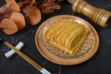 桌面上的盘子里的干爽的豆皮丝