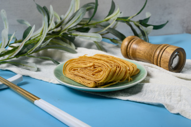 桌面上的盘子里的干爽的豆皮丝