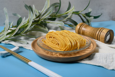 桌面上的盘子里的干爽的豆皮丝