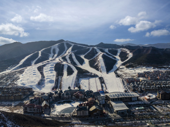 航拍冬季白雪覆盖下的张家口崇礼富龙雪场