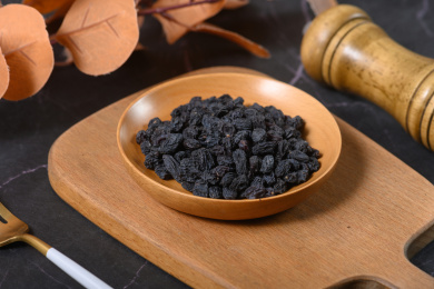 桌面上的盘子里的美味可口的黑加仑葡萄干
