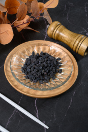 桌面上的盘子里的美味可口的黑加仑葡萄干