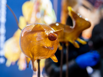 北京冬季春节过年庙会的传统手艺小吃吹糖人