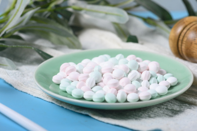 桌面上的盘子里的美味可口的薄荷糖
