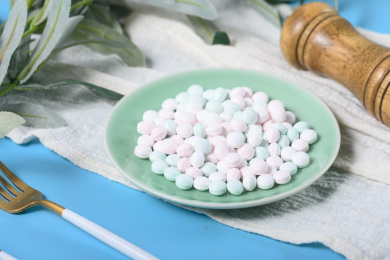 桌面上的盘子里的美味可口的薄荷糖