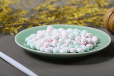 桌面上的盘子里的美味可口的薄荷糖