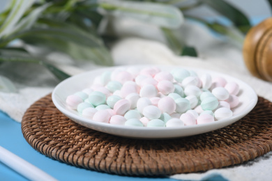 桌面上的盘子里的美味可口的薄荷糖