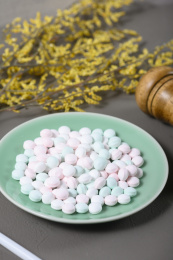 桌面上的盘子里的美味可口的薄荷糖