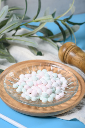 桌面上的盘子里的美味可口的薄荷糖