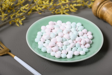 桌面上的盘子里的美味可口的薄荷糖