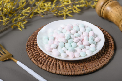 桌面上的盘子里的美味可口的薄荷糖
