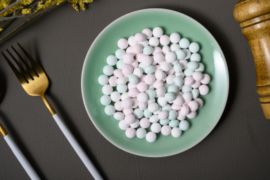 桌面上的盘子里的美味可口的薄荷糖