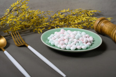 桌面上的盘子里的美味可口的薄荷糖