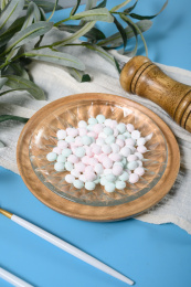 桌面上的盘子里的美味可口的薄荷糖