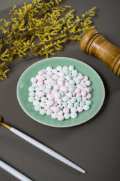 桌面上的盘子里的美味可口的薄荷糖