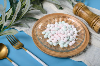 桌面上的盘子里的美味可口的薄荷糖