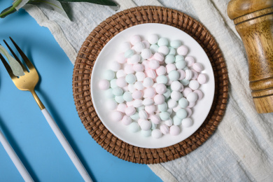 桌面上的盘子里的美味可口的薄荷糖