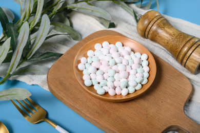 桌面上的盘子里的美味可口的薄荷糖