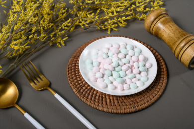 桌面上的盘子里的美味可口的薄荷糖