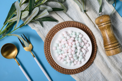 桌面上的盘子里的美味可口的薄荷糖