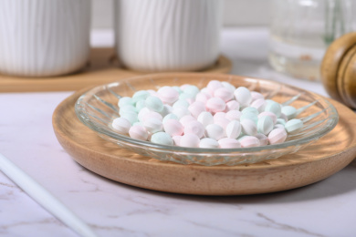 桌面上的盘子里的美味可口的薄荷糖