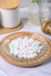 桌面上的盘子里的美味可口的薄荷糖