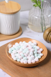 桌面上的盘子里的美味可口的薄荷糖