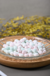 桌面上的盘子里的美味可口的薄荷糖