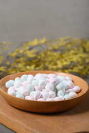 桌面上的盘子里的美味可口的薄荷糖