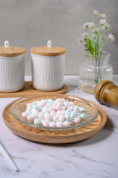 桌面上的盘子里的美味可口的薄荷糖