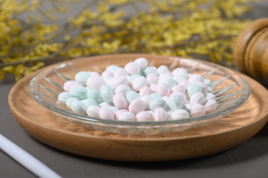 桌面上的盘子里的美味可口的薄荷糖