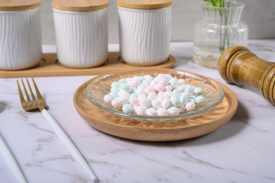 桌面上的盘子里的美味可口的薄荷糖