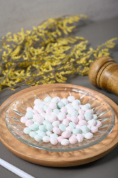 桌面上的盘子里的美味可口的薄荷糖