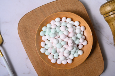 桌面上的盘子里的美味可口的薄荷糖