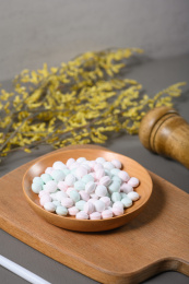 桌面上的盘子里的美味可口的薄荷糖