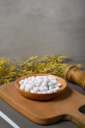 桌面上的盘子里的美味可口的薄荷糖