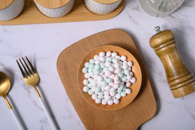 桌面上的盘子里的美味可口的薄荷糖