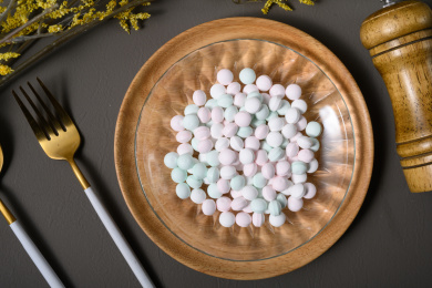 桌面上的盘子里的美味可口的薄荷糖