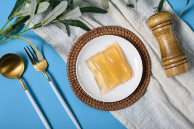 桌面上的盘子里的美味可口的刺梨冻