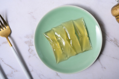 桌面上的盘子里的美味可口的刺梨冻