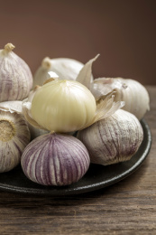 新鲜的独头蒜摆放在桌面上特写