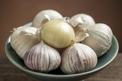 新鲜的独头蒜摆放在桌面上特写