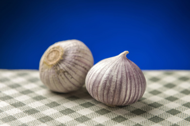 新鲜的独头蒜摆放在桌面上特写